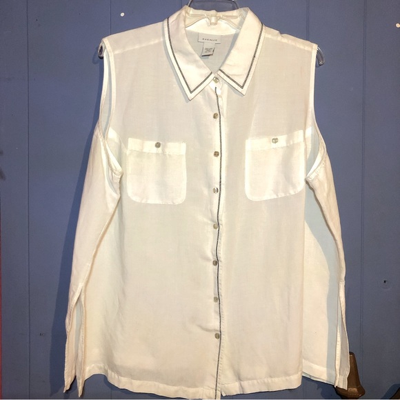 Avenue Tops - Avenue sleeveless white top with double black stitching details, size 26/28.